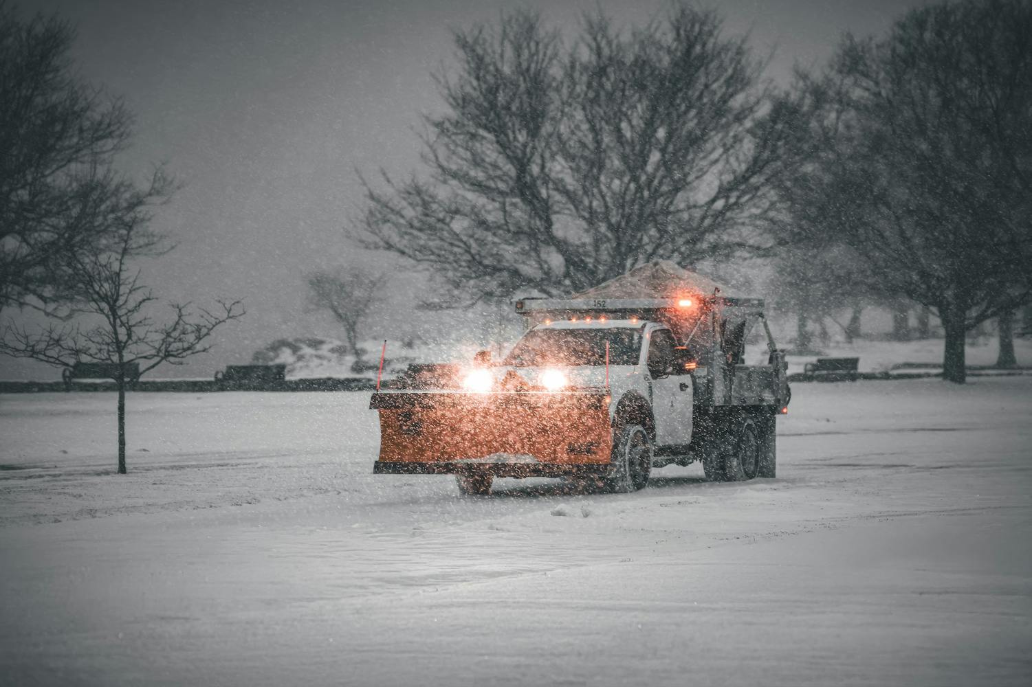 Räumfahrzeug auf winterlicher Straße
