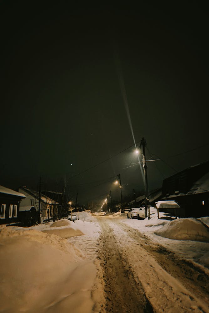 Verschneite Straße bei Nacht