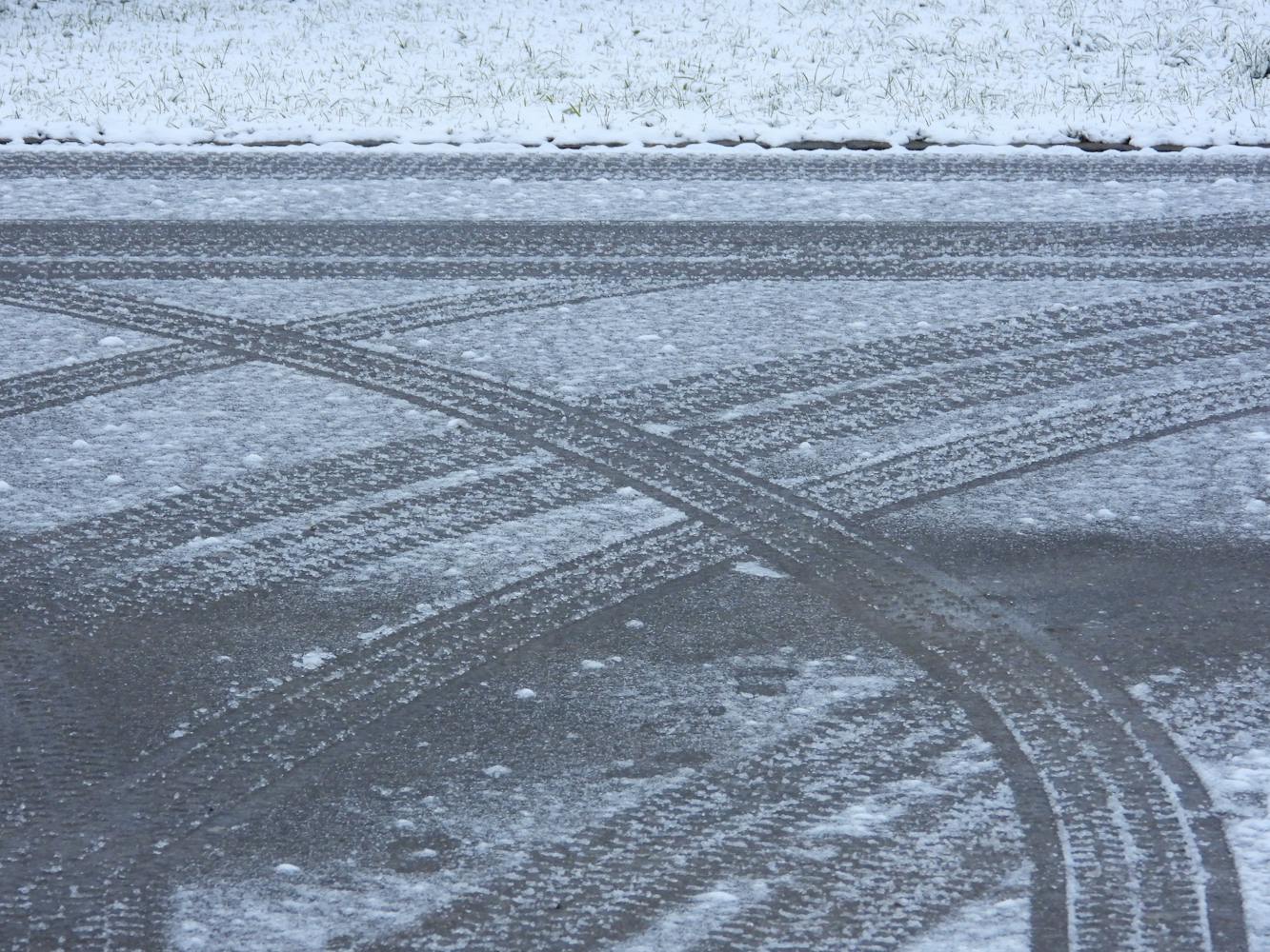 Reifenspuren auf geräumter Winterstraße