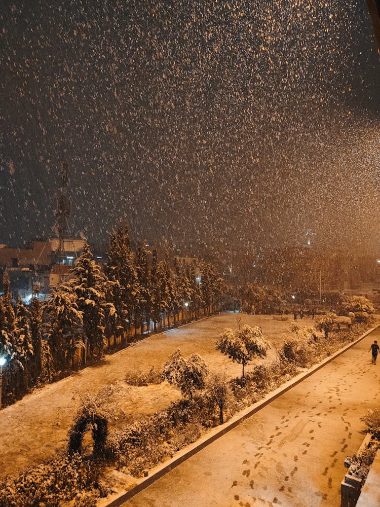 Schneefall in städtischer Umgebung